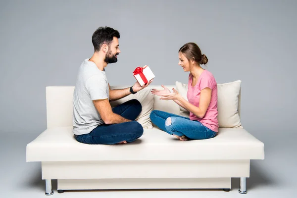 Man giving gift box to woman — Stock Photo