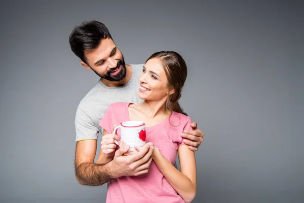 Щаслива пара тримає чашку — стокове фото