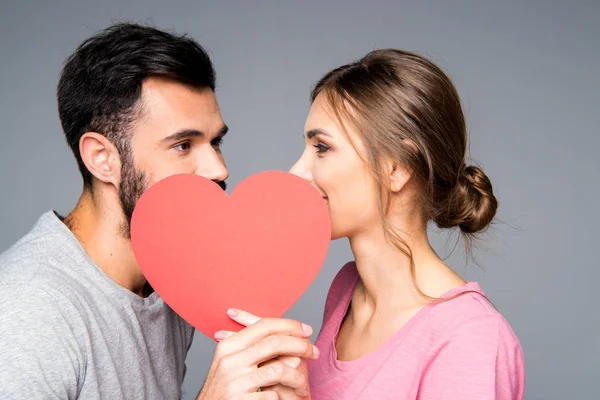 Pareja joven con corazón rojo - foto de stock