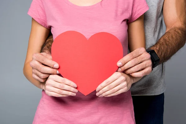 Jeune couple avec coeur rouge — Photo de stock