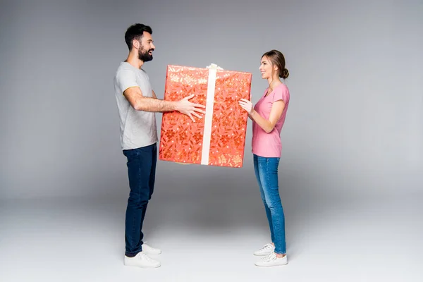 Pareja con caja de regalo roja - foto de stock