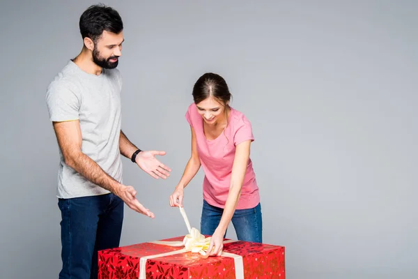 Пара з червоною подарунковою коробкою — стокове фото