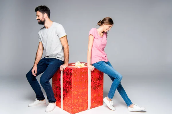 Casal com caixa de presente vermelho — Fotografia de Stock