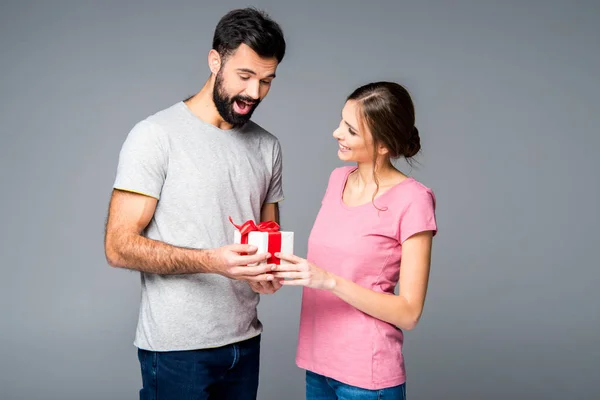 Casal feliz com caixa de presente — Fotografia de Stock