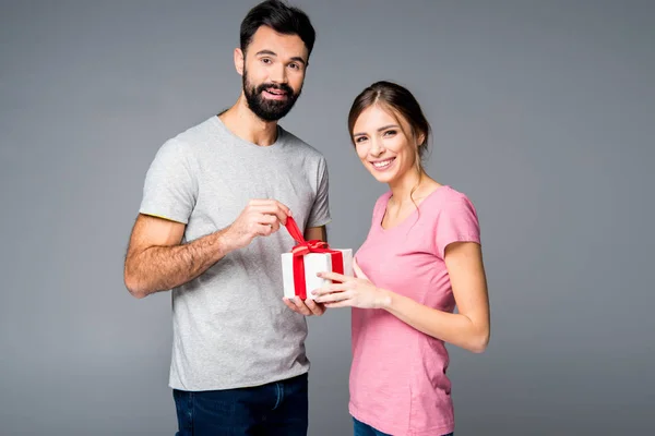 Pareja feliz con caja de regalo - foto de stock