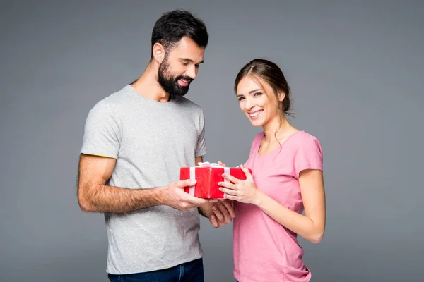 Casal feliz com caixa de presente — Fotografia de Stock