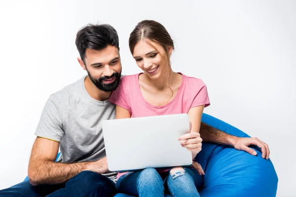 Junges Paar schaut auf Laptop — Stockfoto