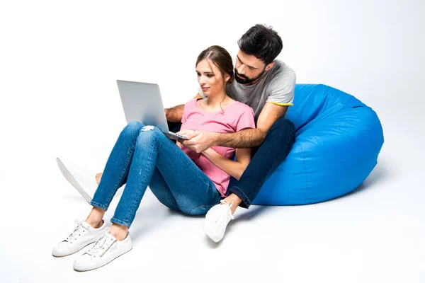 Молода пара дивиться на ноутбук. — стокове фото