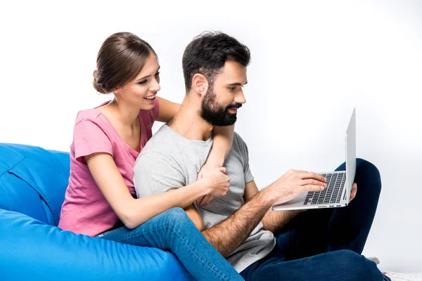 Casal usando laptop — Fotografia de Stock