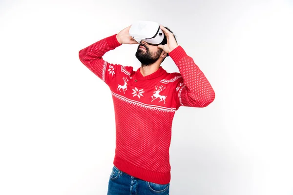 Hombre usando la realidad virtual - foto de stock