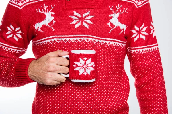 Hombre sosteniendo taza con bebida caliente - foto de stock