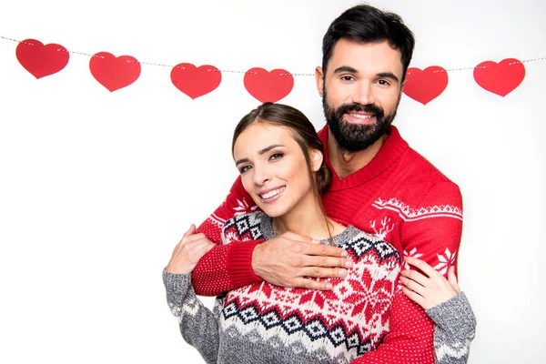 Улыбающаяся пара в вязаных свитерах — стоковое фото