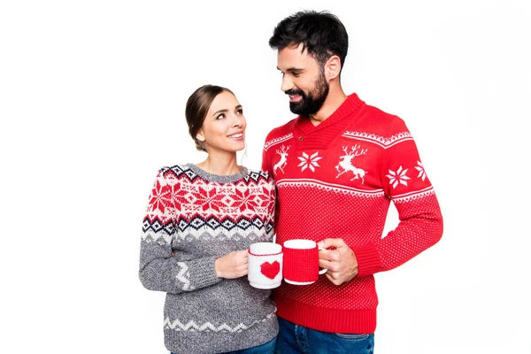 Pareja sosteniendo tazas — Stock Photo