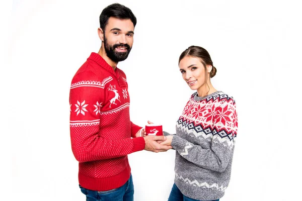 Pareja sosteniendo taza - foto de stock