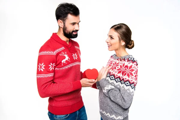 Casal de pé com coração vermelho — Fotografia de Stock