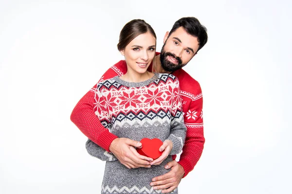 Casal de pé com coração vermelho — Fotografia de Stock