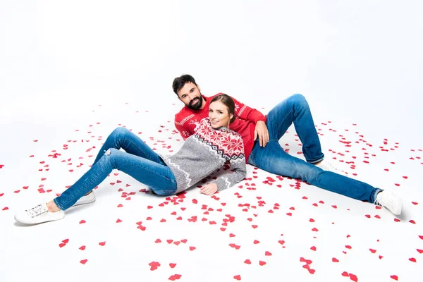 Pareja acostada con corazones - foto de stock