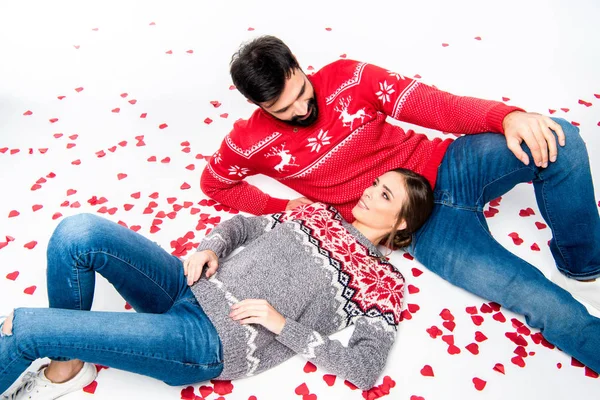 Pareja acostada con corazones - foto de stock