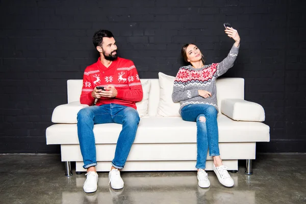 Pareja usando teléfonos inteligentes - foto de stock