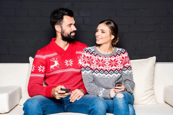 Loving couple with smartphones — Stock Photo