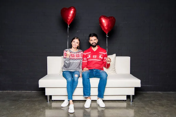 Pareja con globos corazones rojos - foto de stock