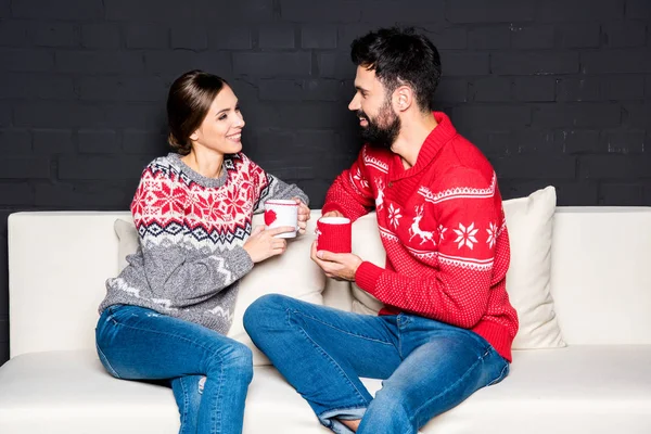 Feliz pareja bebiendo té caliente - foto de stock