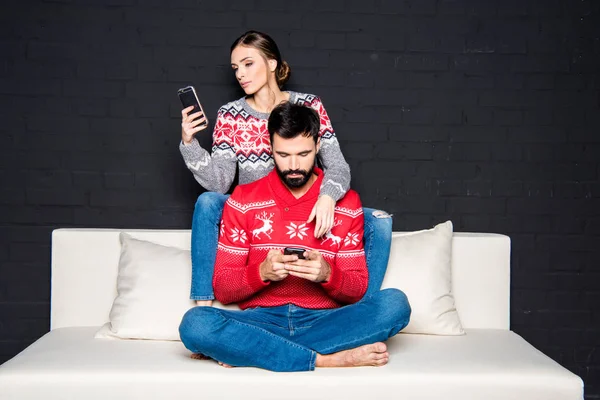 Couple using smartphones — Stock Photo