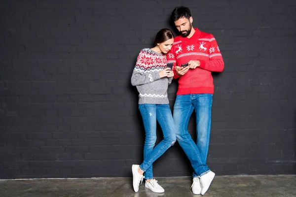 Jóvenes usando smartphones - foto de stock