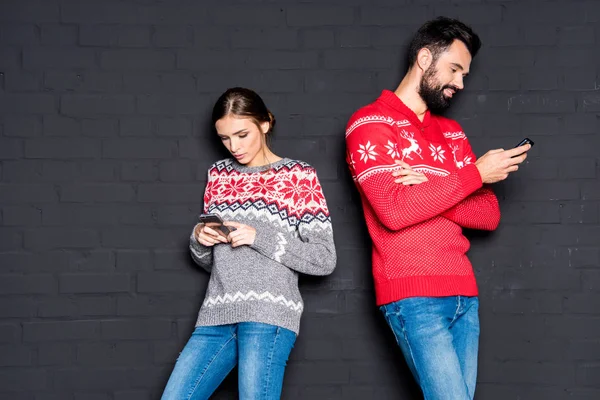 Jóvenes usando smartphones - foto de stock