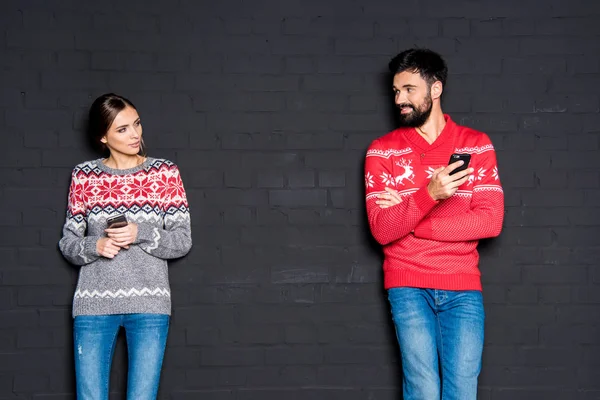 Jóvenes usando smartphones - foto de stock