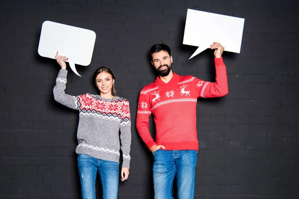 Couple attrayant avec bulles d'expression — Photo de stock