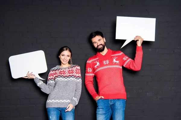 Atractiva pareja con burbujas del habla - foto de stock