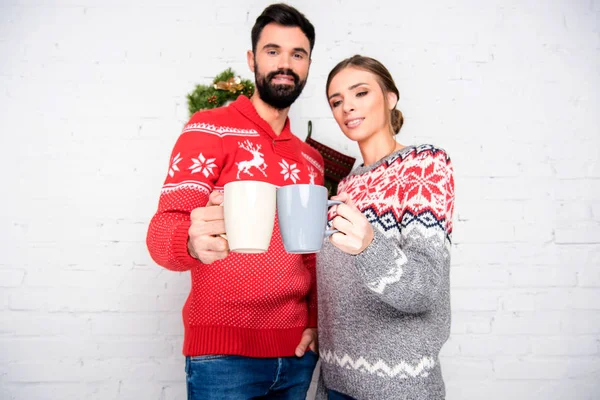 Pareja tostadas con tazas - foto de stock