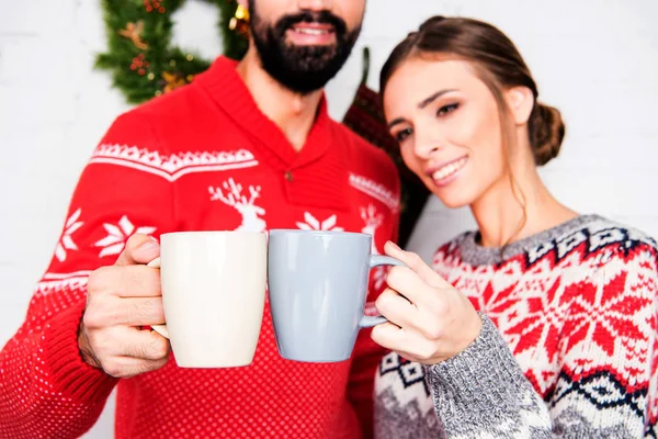 Couple griller avec des tasses — Photo de stock