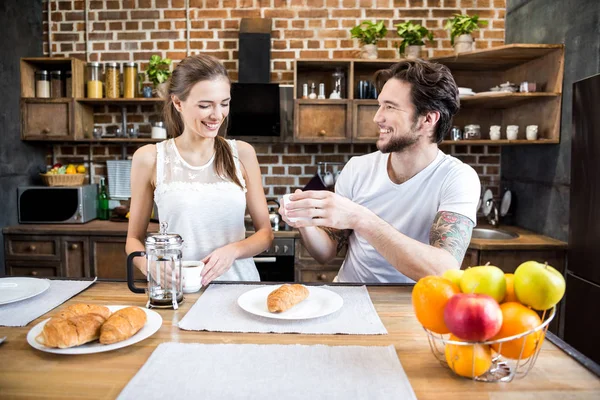Sorrindo casal beber café — Fotografia de Stock