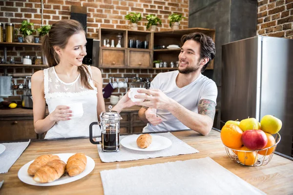 Sonriente pareja bebiendo café - foto de stock