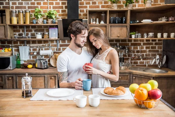 Happy couple boire du thé — Photo de stock