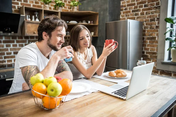 Casal usando laptop — Fotografia de Stock