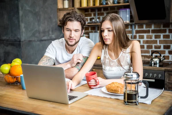 Pareja usando portátil - foto de stock