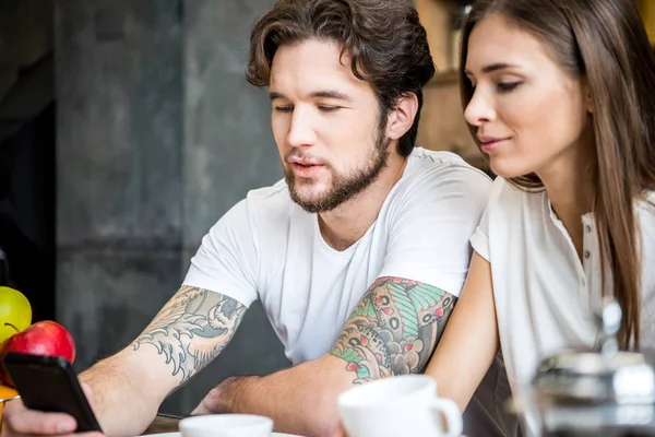 Pareja usando smartphone - foto de stock