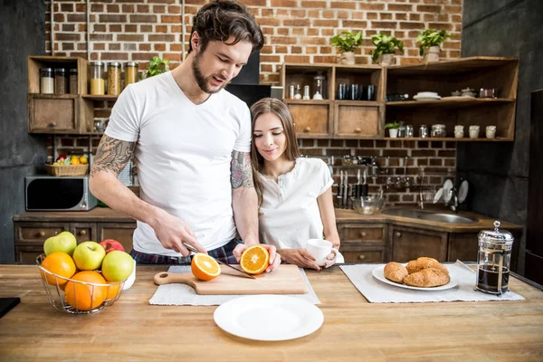 Man cutting orange — Stock Photo