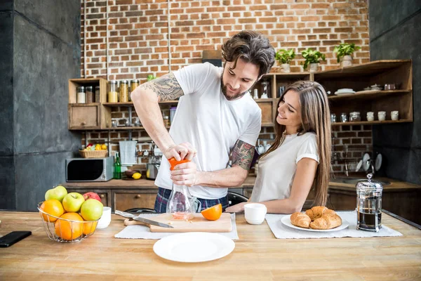 Uomo spremitura succo d'arancia — Foto stock