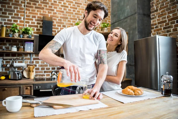 Uomo versando succo d'arancia fresco — Foto stock