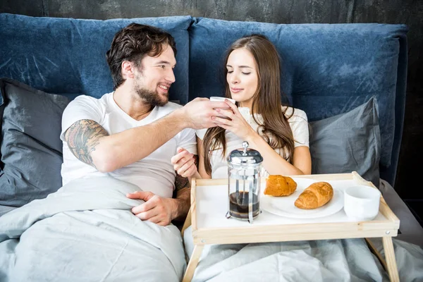 Couple prend le petit déjeuner au lit — Photo de stock
