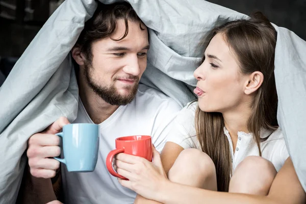 Casal beber chá — Fotografia de Stock