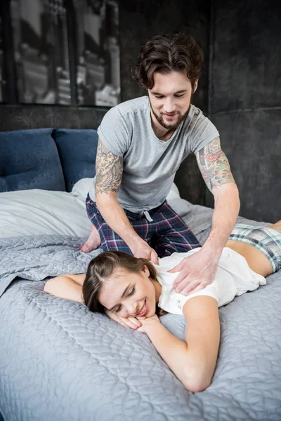 Homme faisant massage à la femme — Photo de stock