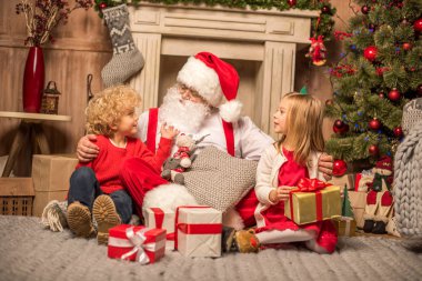 Noel Baba ve Noel hediyeleri çocuklarla