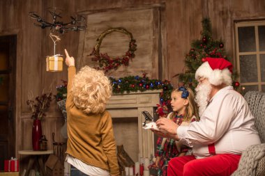 Noel Baba hexacopter dron kullanarak çocuklu  