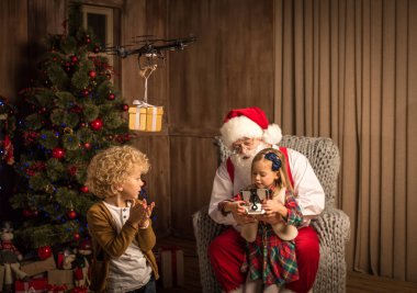 Noel Baba hexacopter dron kullanarak çocuklu  
