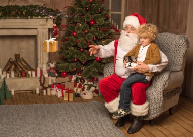 Santa hexacopter dron kullanarak çocuk ile 